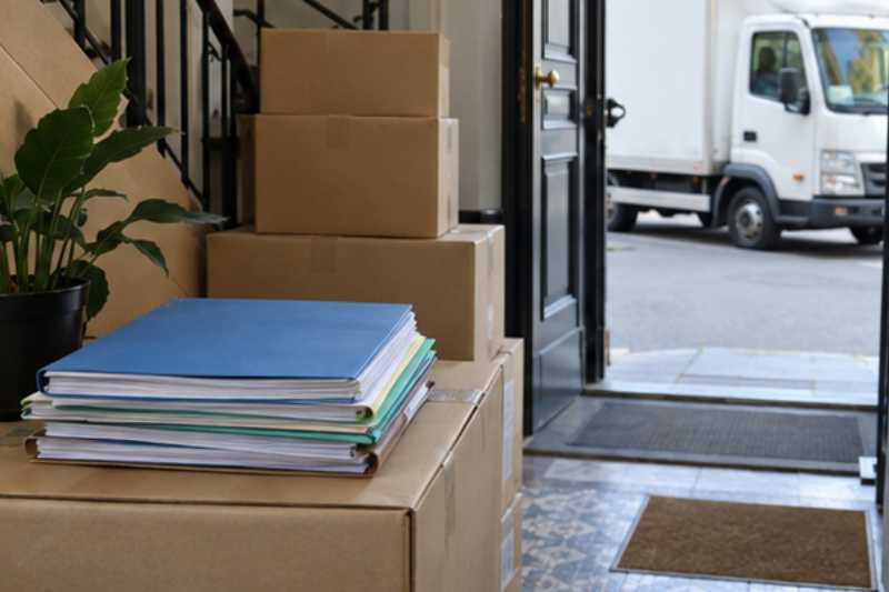 Dossier papier et cartons dans une entrée