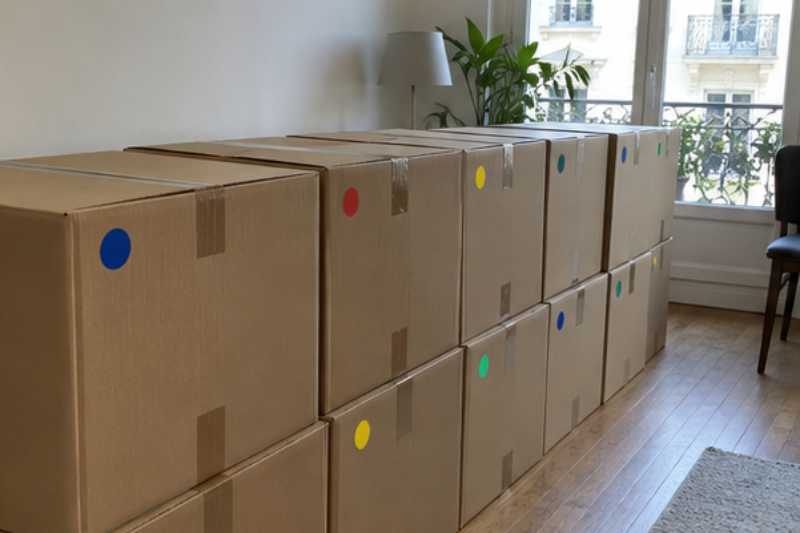 Rangée de cartons fermés numérotés par des pastilles de couleur