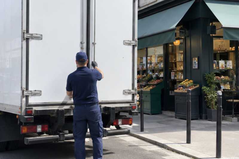 Déménageur qui ferme les portes arrière du camion chargé, Drancy