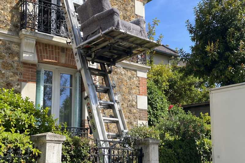 Monte-meuble déployé contre la façade, un fauteuil emballé sur la plateforme, Vincennes