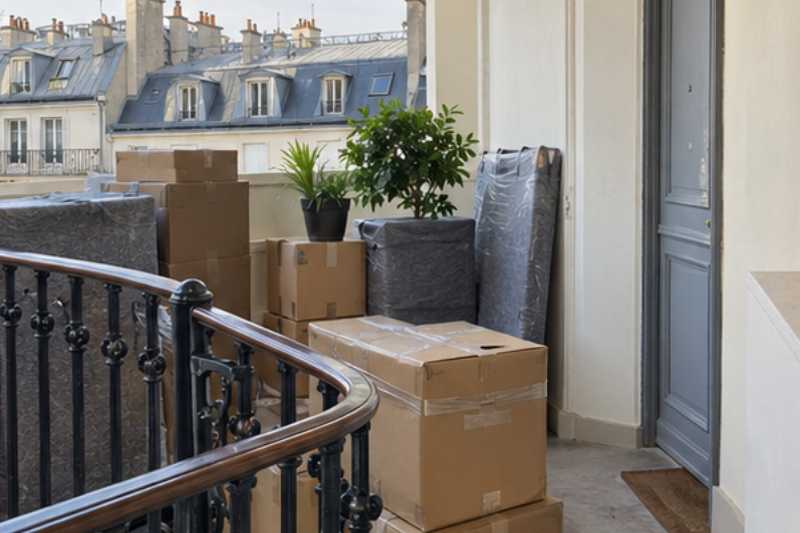Palier de dernier étage sans ascenseur avec cartons empilés
